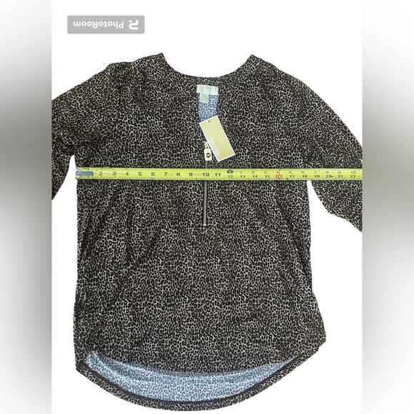 Michael Kors NWT animal print blouse, roll sleeve, gold zipper, size Med - Picture 5 of 8